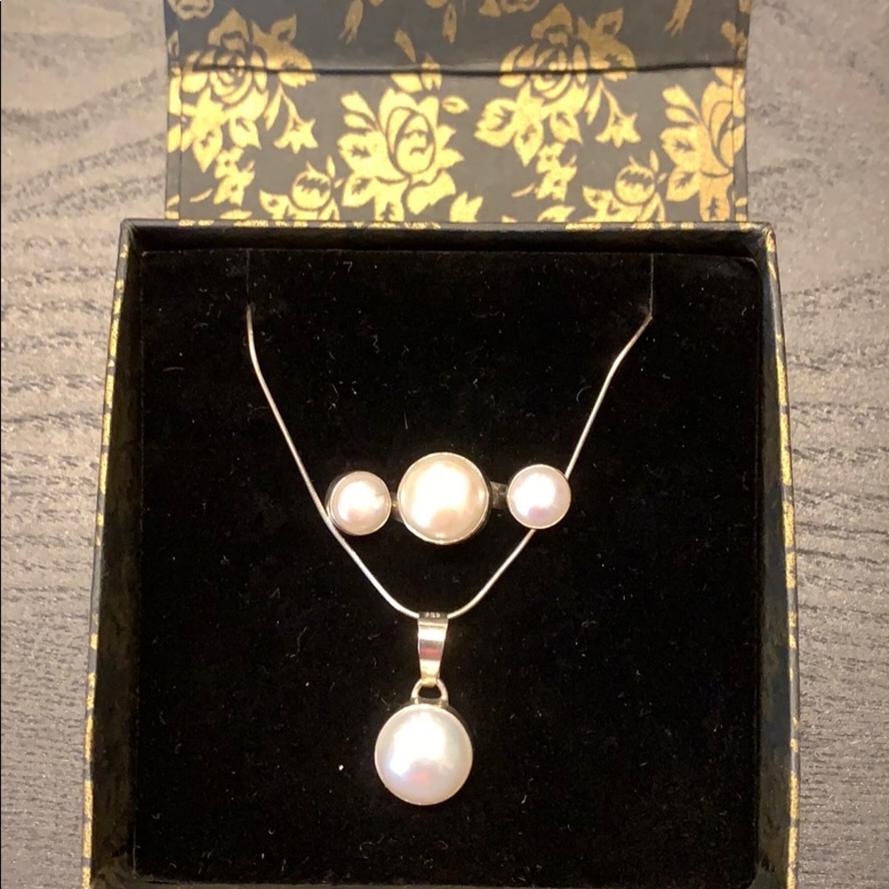 3 pieces silver and pearl necklace/earnings/ring